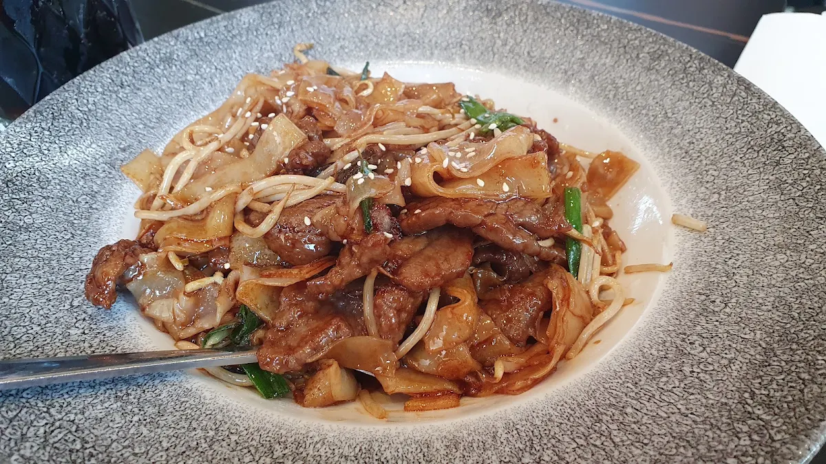Dry Beef Rice Noodles 干炒牛河, Food World Asian Fusion